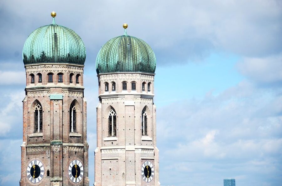 Munich: Old Town Walking Tour in Spanish - Sant Michael: the first church stop that sets the tone