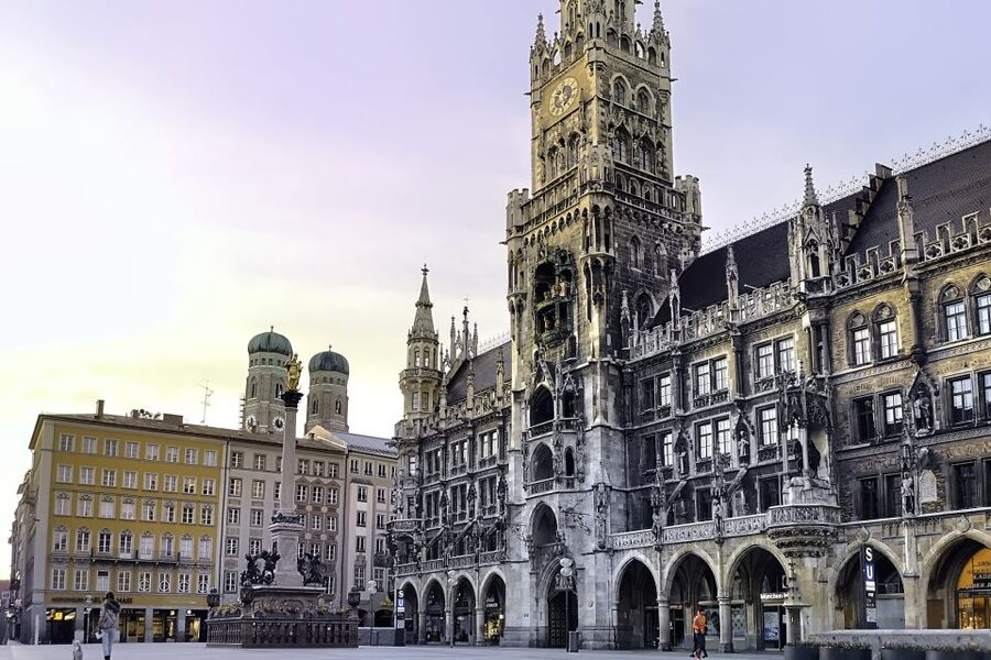 Munich: Old Town Walking Tour in Spanish - Getting started at Karlstor Gate: pace, meeting point, and what to expect