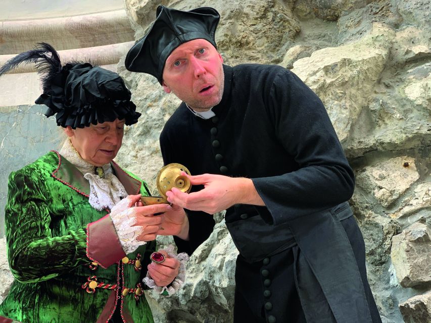 Munich: Scary Tour with actors in GERMAN - Neuhauser Tor and Salzstraße, where punishment left town