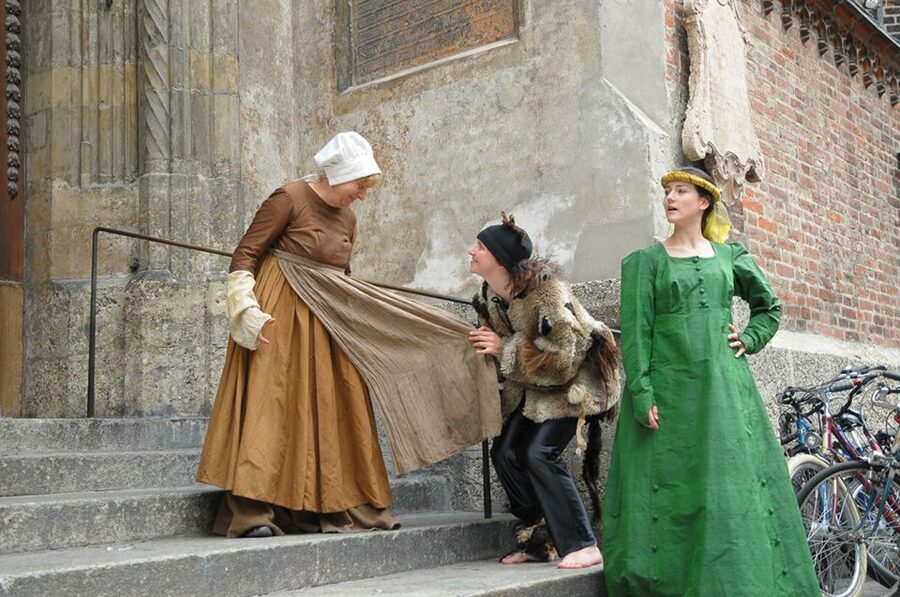 Munich: Scary Tour with actors in GERMAN - Frauenkirche and the Prince of Darkness, plus the windy explanation