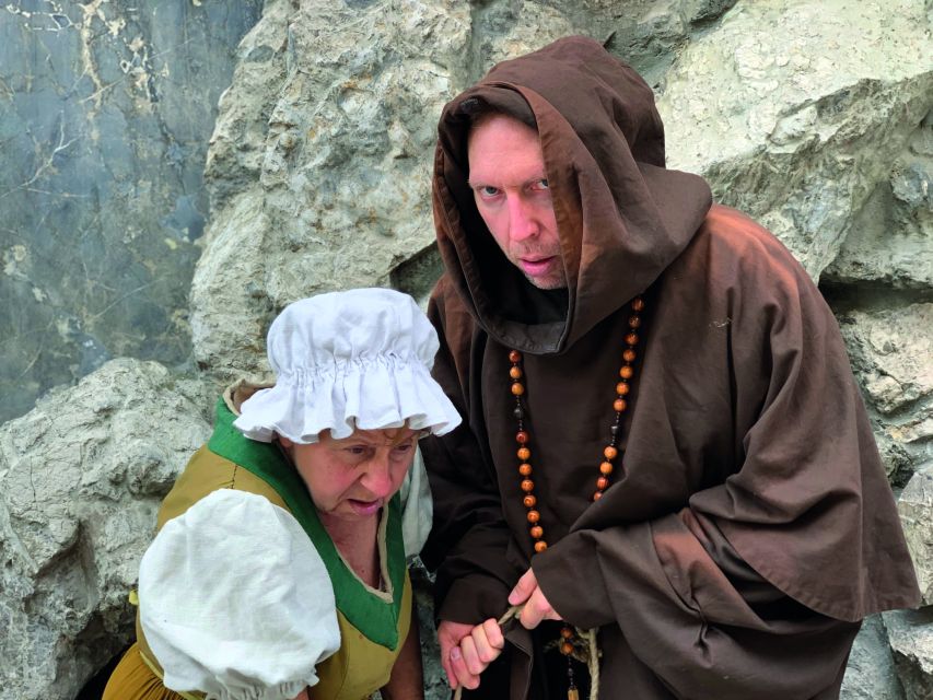 Munich: Scary Tour with actors in GERMAN - Meet at Karlsplatz, then follow the big blue bag