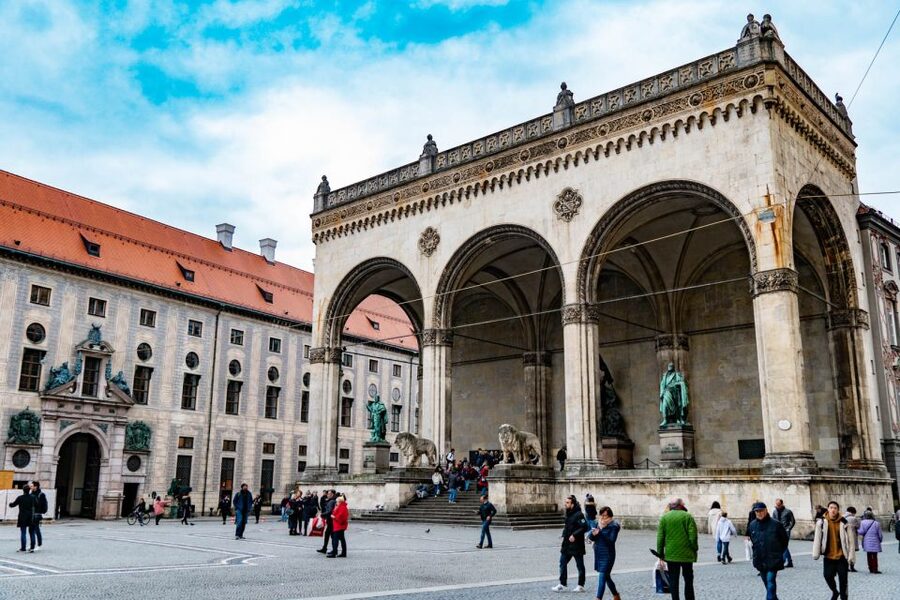 Munich: Third Reich Guided City Walking Tour - Entering the story at Marienplatz