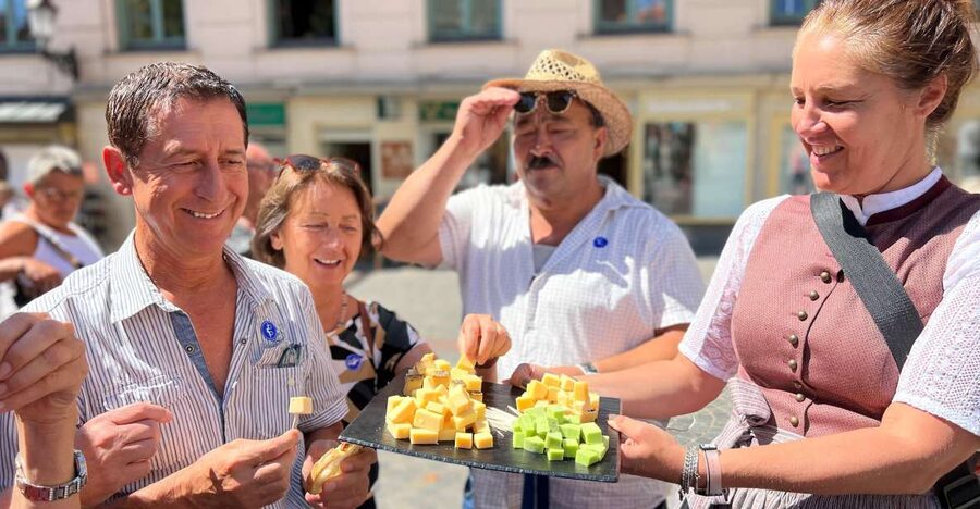 Munich: Viktualienmarkt Food Tasting Tour in German - Welcome Drink, Then a Smart Pace for Eating in a Market