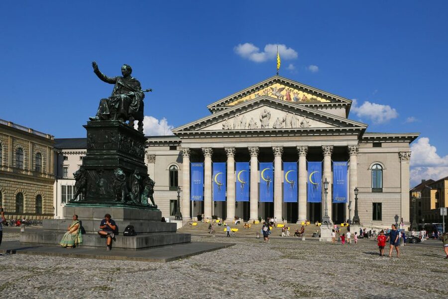 Munich: Walking Tour Old Town 3D VR Tour in GERMAN - A 3D VR Old Town walk with a German guide