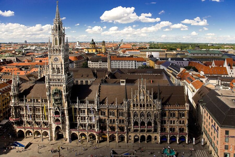 Munich: Walking Tour Old Town and Viktualienmarkt - Marienplatz and Neues Rathaus: Munich’s loudest starting point
