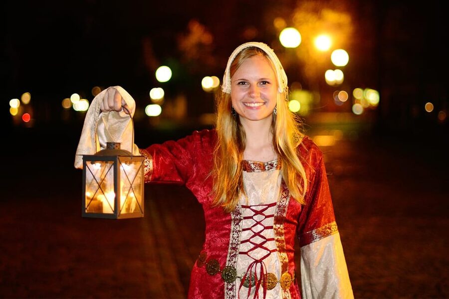 Münster: Night watchman tour through the picturesque old town by lantern light - Town Hall Under the Pointed Arches: Starting in Münster’s Center