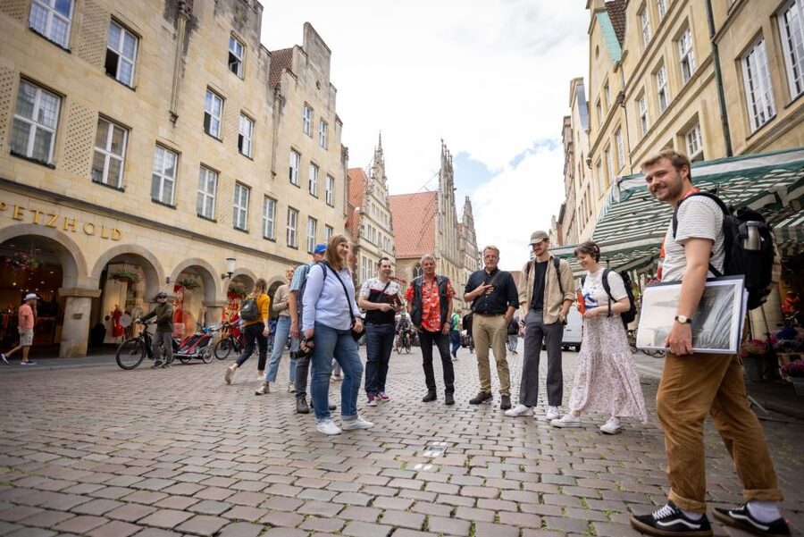 Münster: Old Town Historical Walking Tour by "Geo Epoche" - Meeting at the Lamberti Fountain and keeping expectations realistic