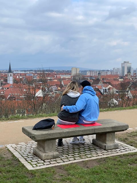 Mystery Backpack 2p: explore the city with an Erfurt novel - Reading passages on the street: making history feel real
