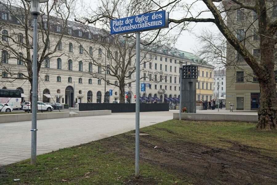 National Socialism WWII with licensed guide - private tour - LMU stop and the White Rose: resistance as words on paper