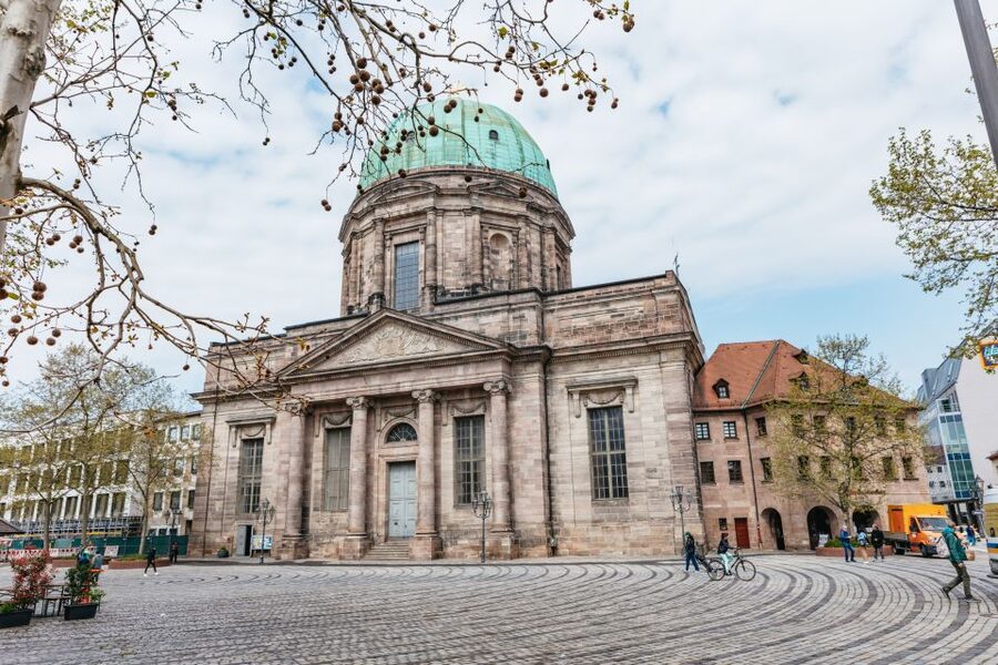 Nuremberg: City Tour with the Bimmelbahn Train - Schöner Brunnen: the gold fountain you will spot right away