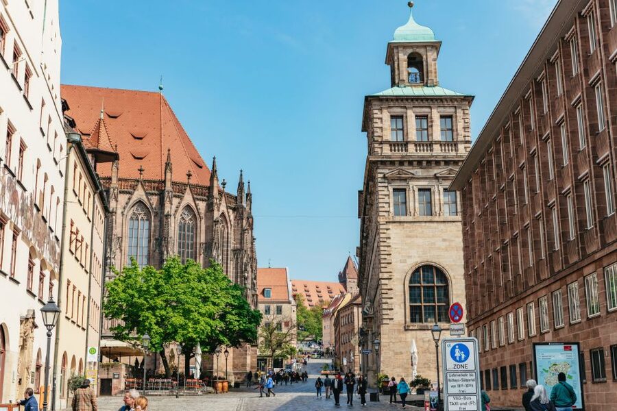 Nuremberg: City Tour with the Bimmelbahn Train - St. Lawrence Church: spotting a landmark with context