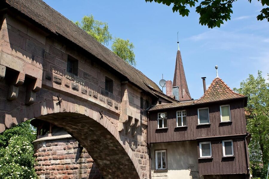 Nuremberg: The Old Town in Evening Light - IN GERMAN - Fleischbrücke: the ox, the gate, and the Latin clue