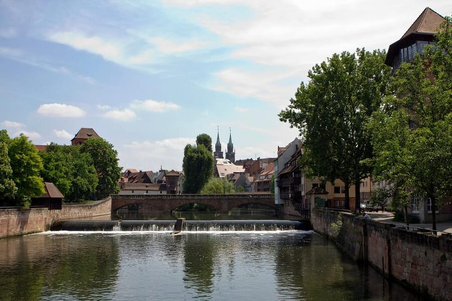 Nuremberg: The Old Town in Evening Light - IN GERMAN - Tiergärtnertorplatz: closing the loop on Nuremberg legends