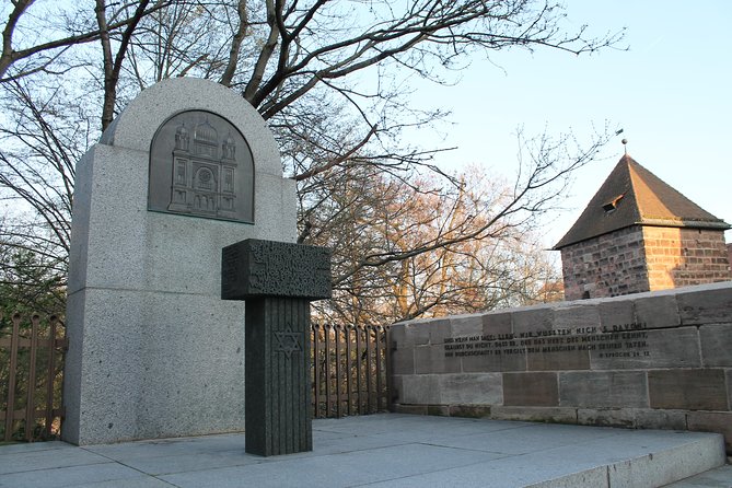 Nuremberg Third Reich Tour in Spanish - Frauenkirche: the Pogrom of 1349 and how propaganda starts
