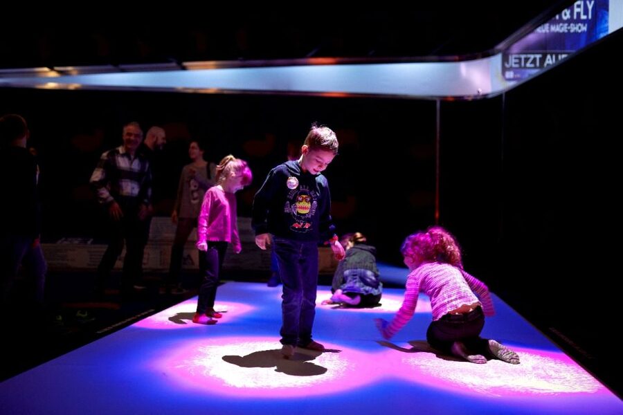 Oberhausen: HOUSE OF MAGIC - powered by Ehrlich Brothers - Virtual reality flight and teleportation: the tech stops the guessing game