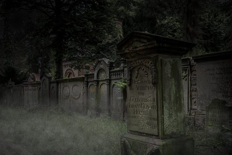 Osnabrück: "Gallows, graves & crooks" (adventure tour) - Cemetery chapel + Vitischanze High Bridge: two landmarks, one mood