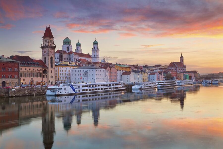 Passau: 1-Hour Guided City Walking Tour - Arriving at Domplatz, then getting the lay of the land