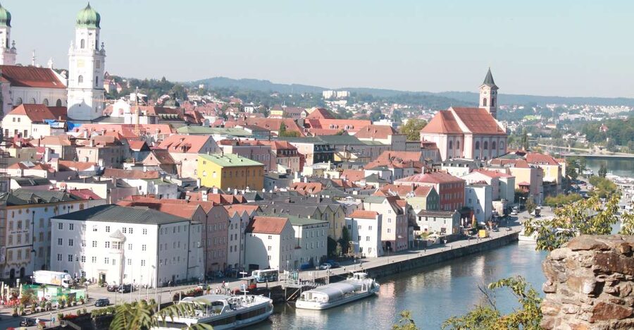 Passau: City Highlights Guided Walking Tour - Höllgasse Artists Alley: colorful cobblestones and a quick photo mission