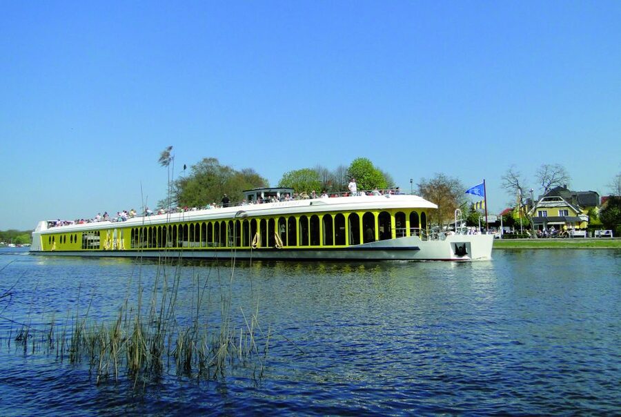 Potsdam by Boat: Island Cruise - Glienicke Park and Schinkel’s casino: a detail lovers’ moment