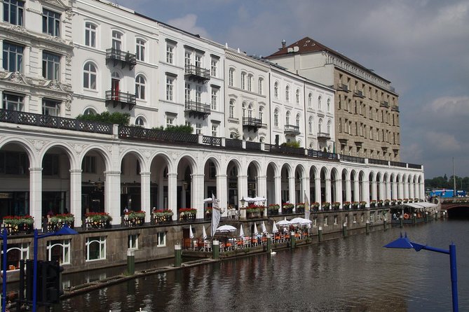 Private 3-Hour Hamburg Sightseeing Tour in a Mercedes Limousine - From the Elbe to Hafen views, ship-horn music and real scale