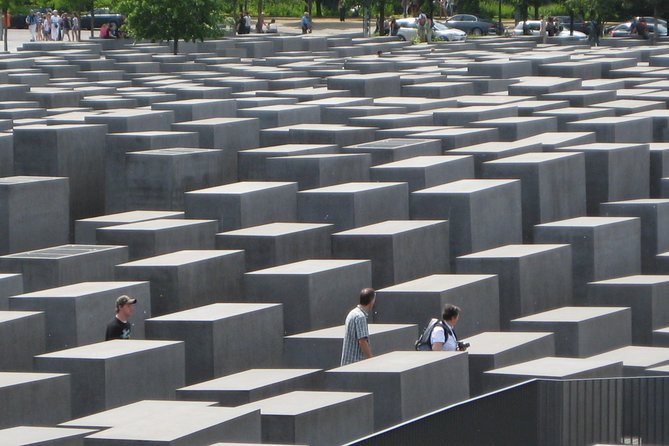 Private 3-Hour Walking Tour of Berlin - Brandenburg Gate and Unter den Linden: the symbolic spine of Berlin