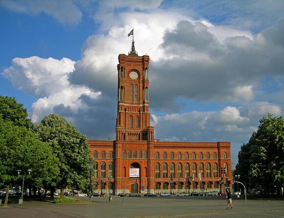 Private Taxi Tour City East & West History and Architecture 3-4h - Key takeaways before you book