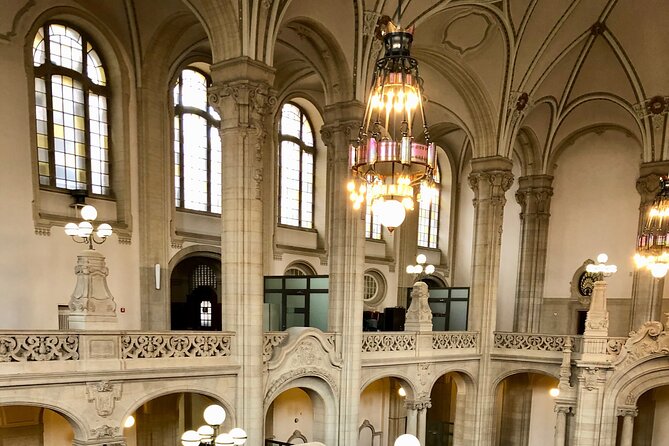 Private Taxi Tour City East & West History and Architecture 3-4h - Charlottenburg and the science-and-city-plan angle: Urania and transport memory