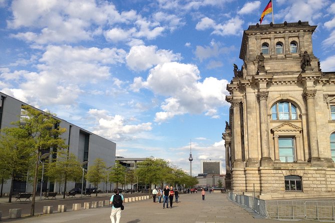 Private Taxi Tour of Berlin East and West and Neighbourhood approx. 4-6h - East-West Border Stories: Water, Walls, and Escape Geography