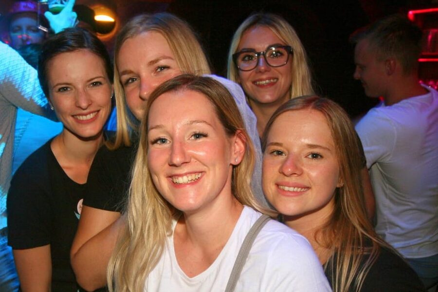 Pubcrawl Augsburg: Tour through best Bars and Clubs in Town - Stop 1: Susis Hexenhaus sets the tone with an easy kickoff