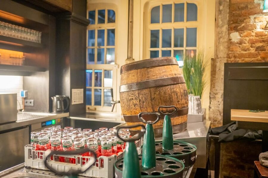 Public brewhouse tour Cologne in English - What to do when staff looks grumpy