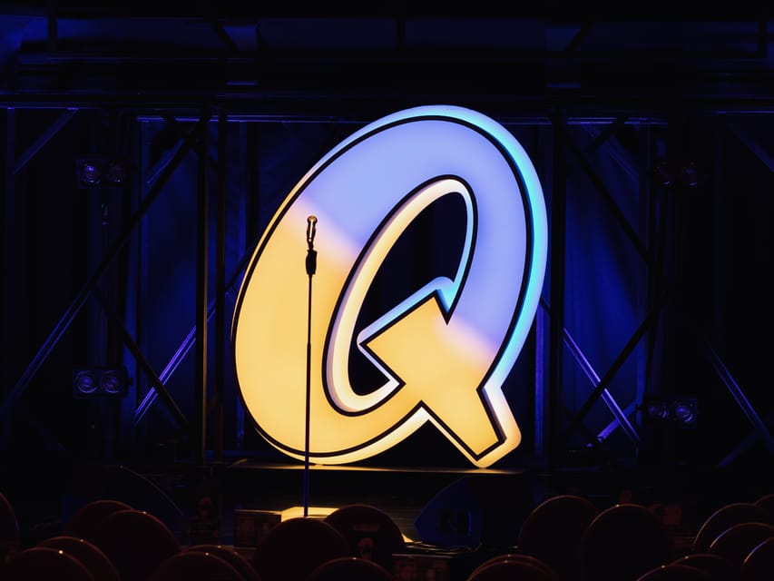 Quatsch Comedy Club München: Die Live Show - Before the show starts, the ticket counter is your checkpoint