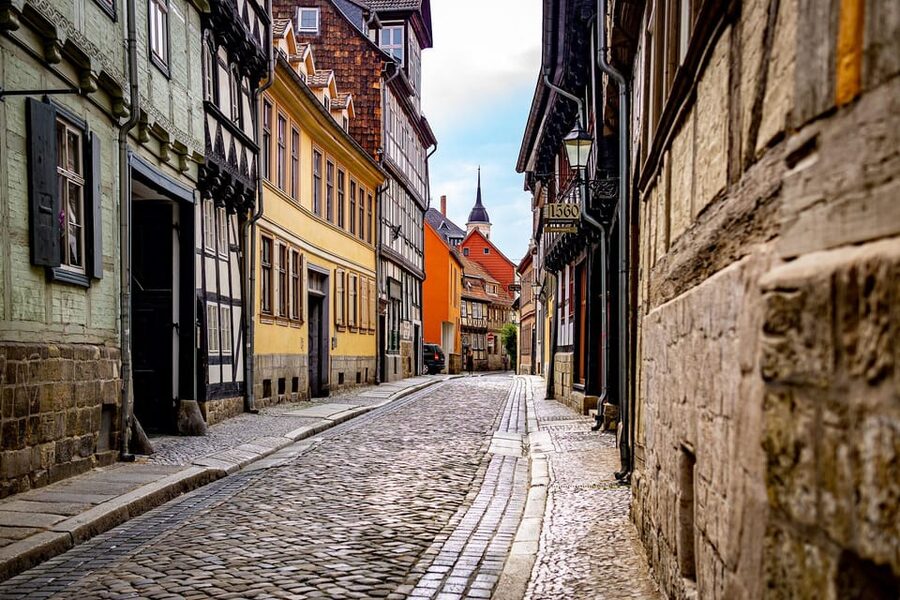 Quedlinburg: Guided City Walk - Highlights tour (private) - How the walk starts at Market Square and ends at Castle Garden