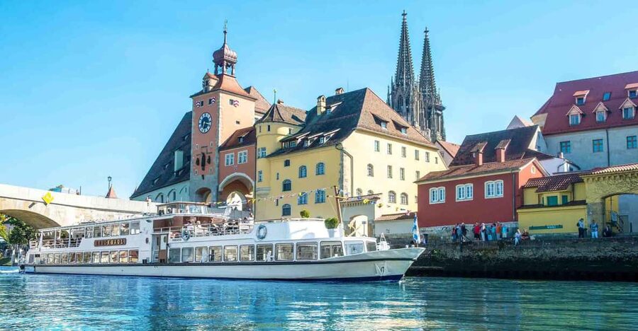 Regensburg: City Highlights Historical Boat Tour - Drinks, snacks, and the rule about not bringing your own