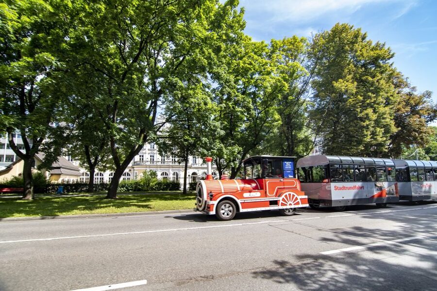 Regensburg: City Tour with the Bimmelbahn Train - 6-language audio and short stories that keep moving