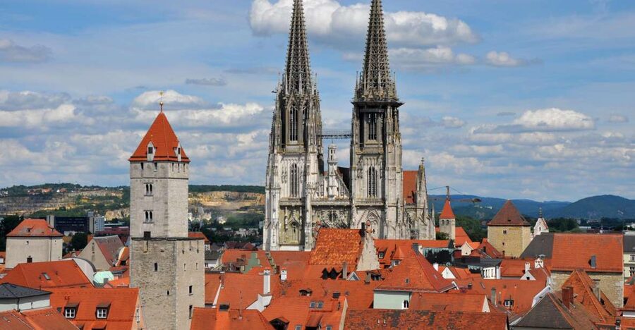 Regensburg: Express Walk with a Local in 60 minutes - St Peter Cathedral: stories first, photos second