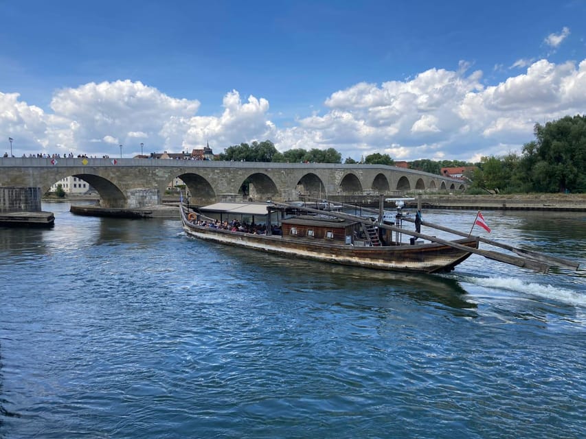 Regensburg: Original Strudelrundfahrt - Passing the Old Town and the Green Danube Banks