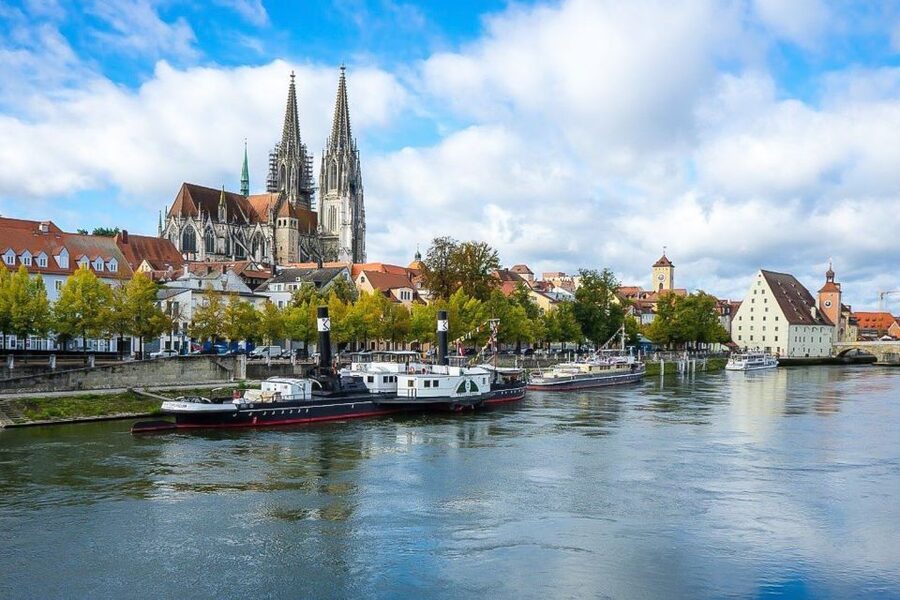 Regensburg: Private Walking Tour With Professional Guide - Meeting point at the main train station clock, then straight into the core