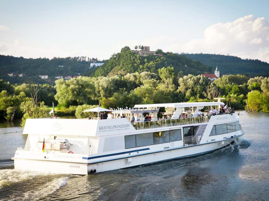 Regensburg: Sightseeing Cruise to Walhalla - Pass by Regensburg, then head for Schiffsanlegestelle Walhalla