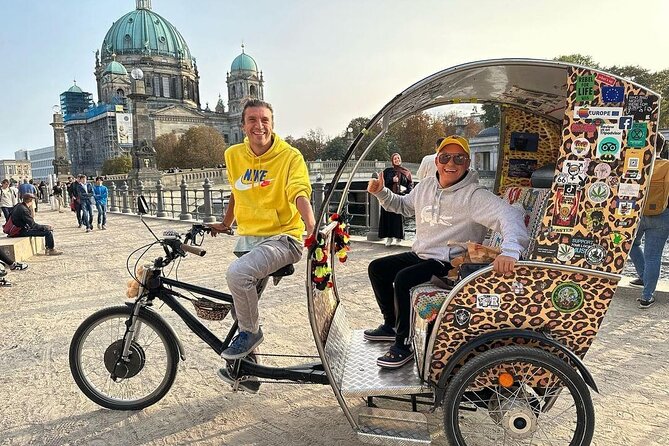 Rickshaw Tours Berlin - Groups of up to 16 people with several rickshaws - Brandenburg Gate to Reichstag: the story opens with classicism, then turns to power