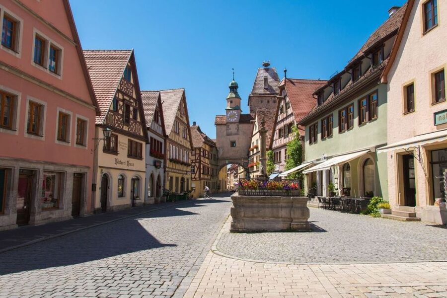 Rothenburg ob der Tauber: Private Guided Walking Tour - First stop: Georgenbrunnen and the Market Square orientation