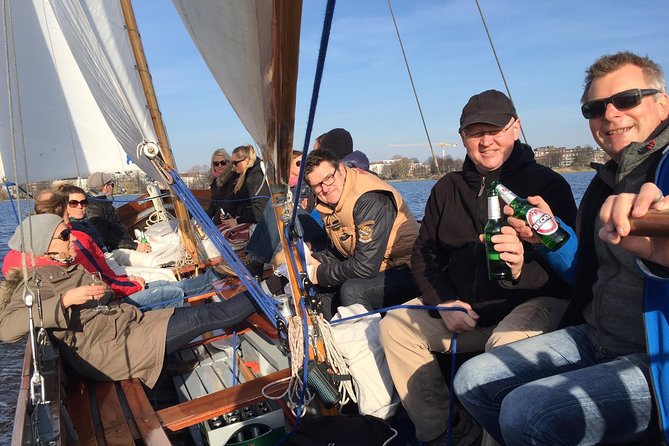 Sailing trip on the Hamburg Outer Alster - Captain-led talk: ask questions, get answers