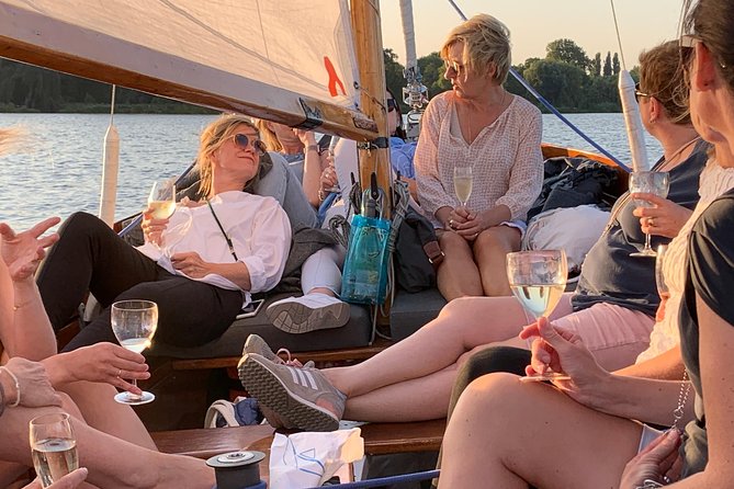 Sailing trip on the Hamburg Outer Alster - When the wind is right, sailing feels real