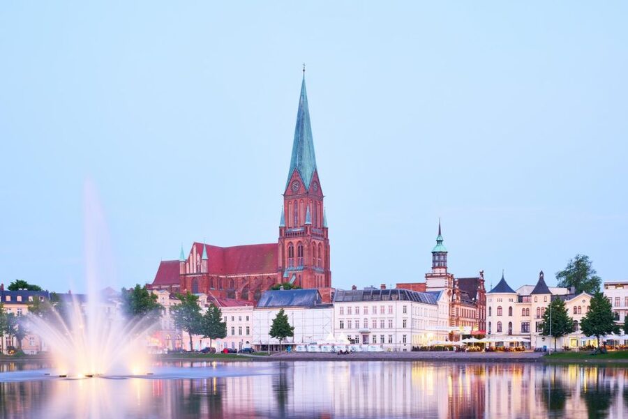 Schwerin: City Highlights Guided Tour - Language, timing, and the tide-dependent note you should read carefully