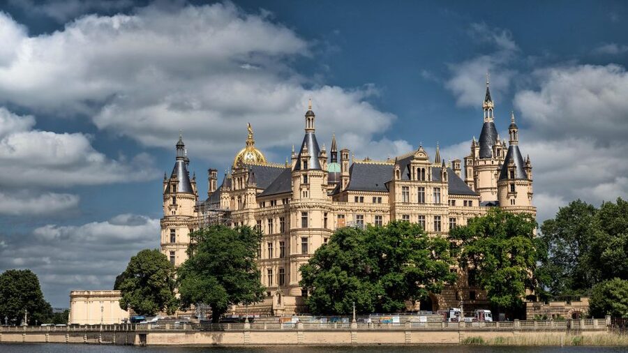 Schwerin: Private Guided Walking Tour - Walking the old town streets that stayed almost intact
