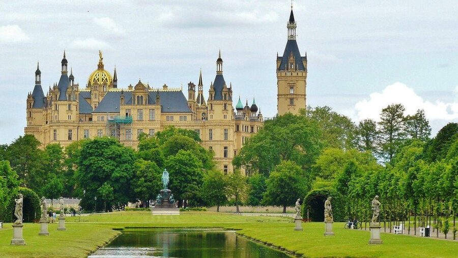 Schwerin: Private Guided Walking Tour - Price and value: $280 per group for 90 minutes