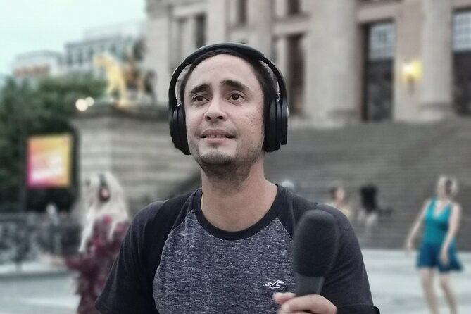 Silent disco through downtown Berlin with flash mobs - Language and Crowd Control: Easy to Follow in English