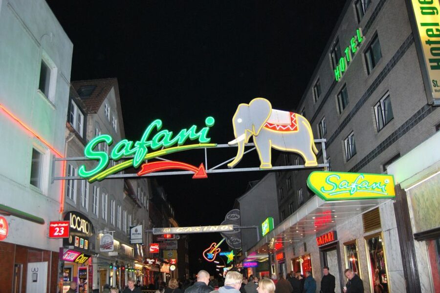 St. Pauli: Daytime Tour - Reeperbahn in the daytime: the Sinful Mile without the fog