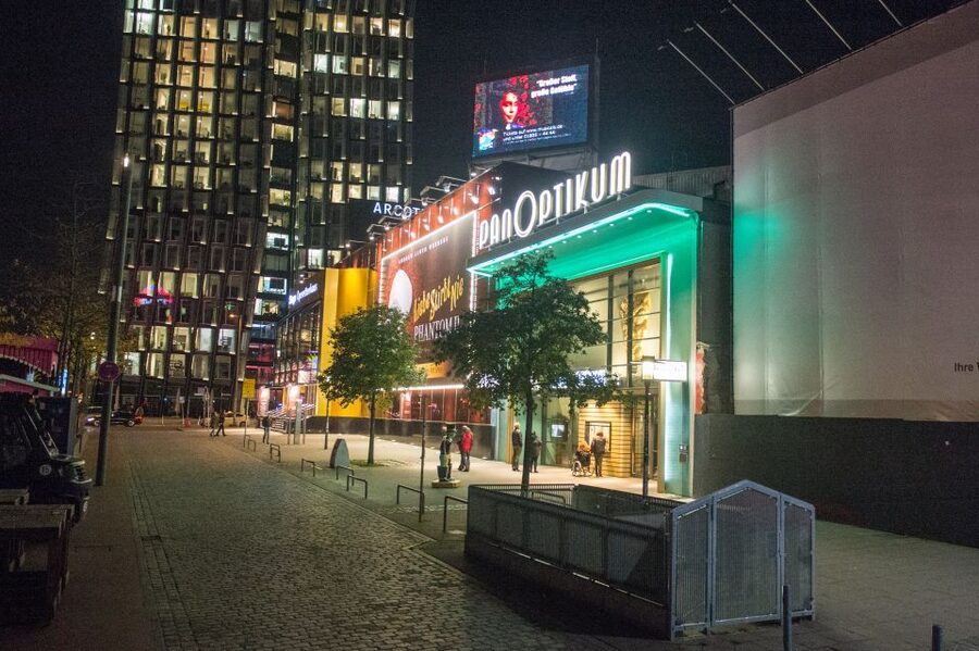 St. Pauli Nightlife Tour with Drag Queen in German - Meet Olivia Jones’ World: Dollhouse Stop and Local Scene Connections
