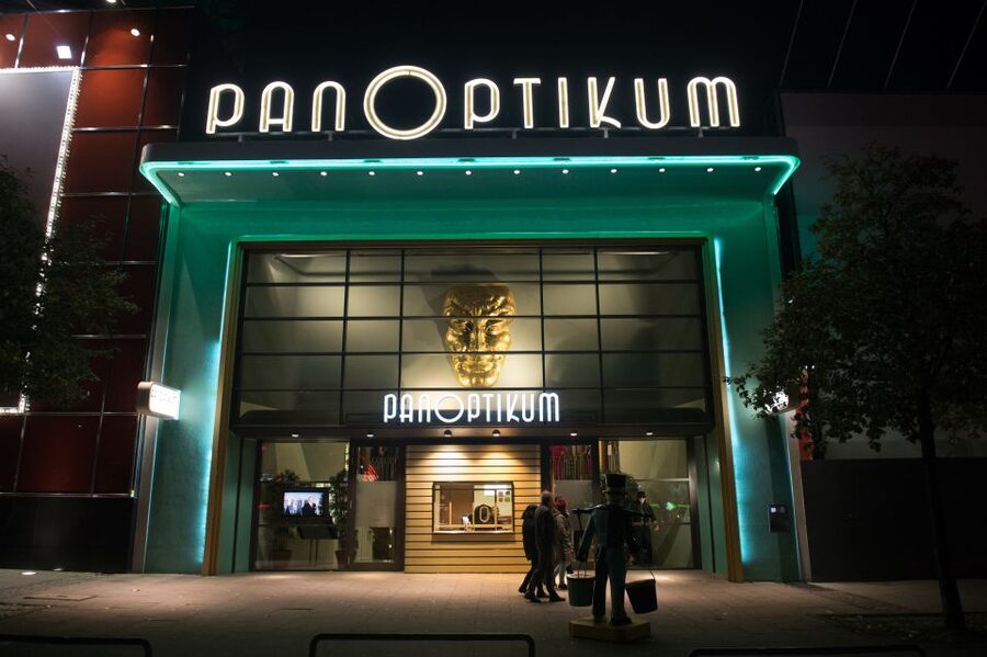 St. Pauli Nightlife Tour with Drag Queen in German - The Humor is Part of the Education