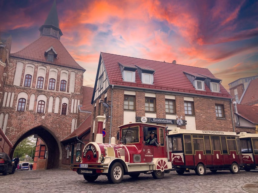 Stralsund: Stadtrundfahrt durch die historische Altstadt - Rolling past the city wall and gates
